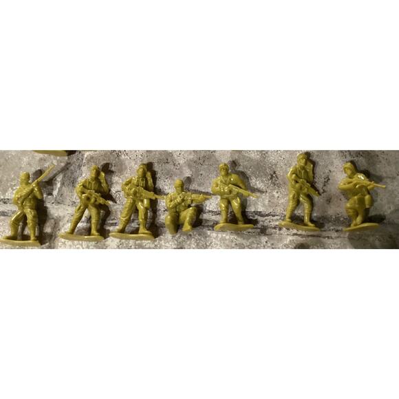 Lot of 19 Vintage Plastic Army Men Toys Figurines - Picture 5 of 8